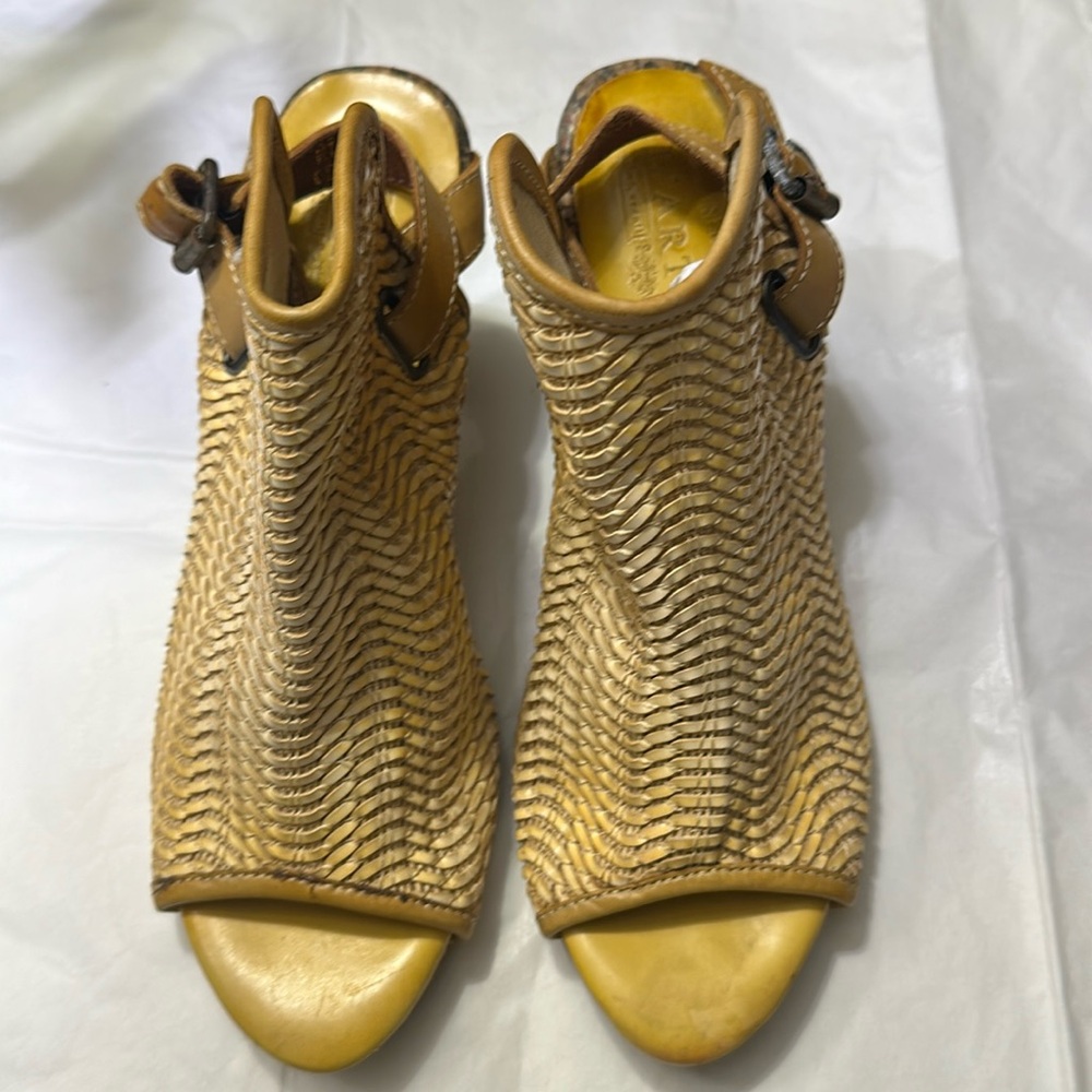 L’ Artiste Pale Yellow Shoes made in Spain Size US 5.5/ 36EU